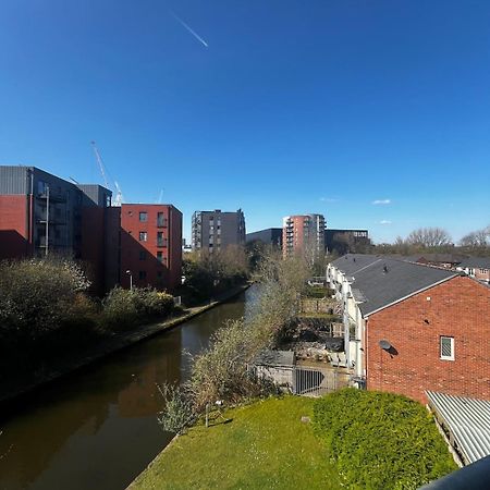 Serene 2-Bed Flat With Canal Views - Coop Live & Ethiad Manchester Bagian luar foto