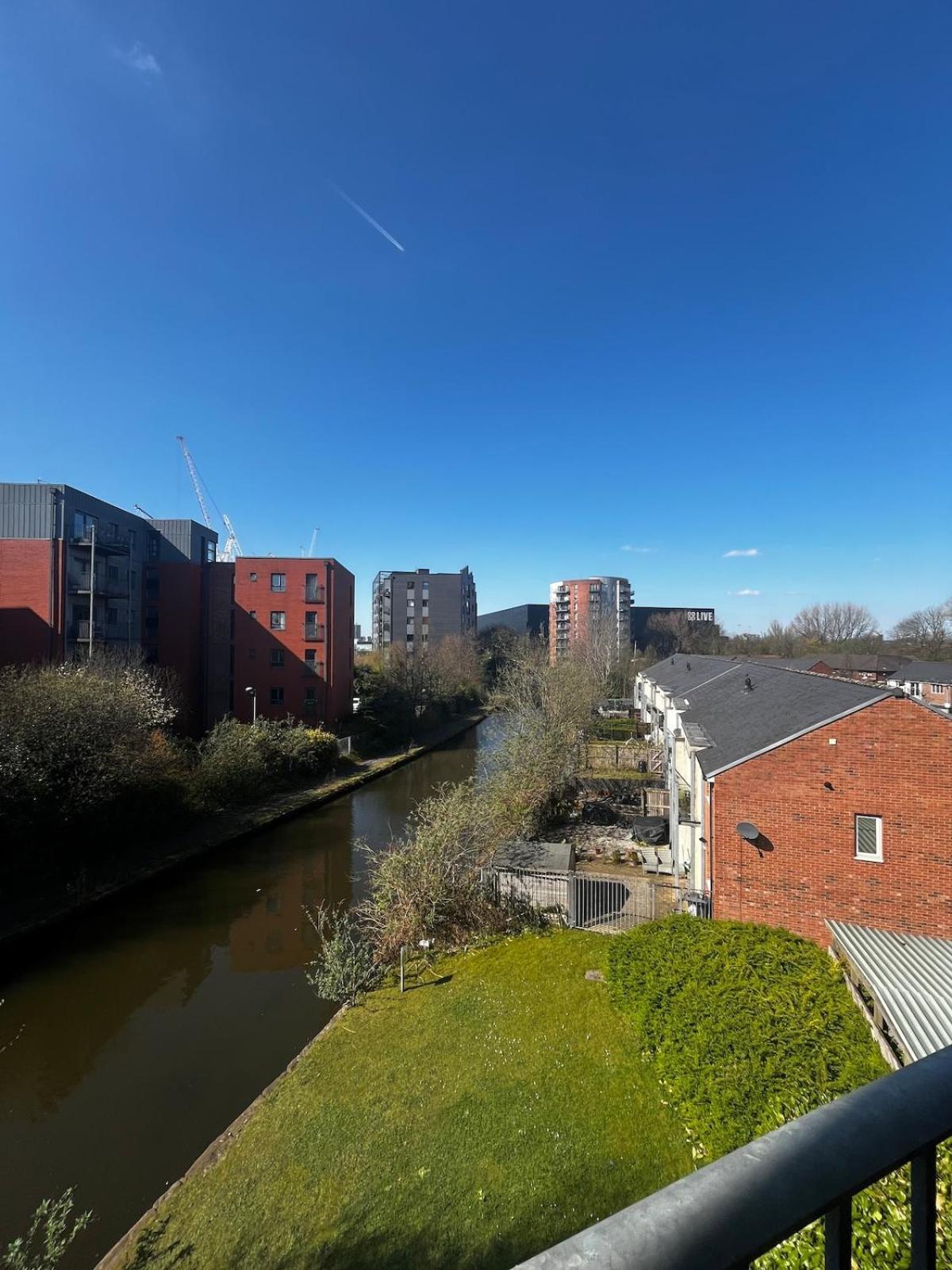 Serene 2-Bed Flat With Canal Views - Coop Live & Ethiad Manchester Bagian luar foto