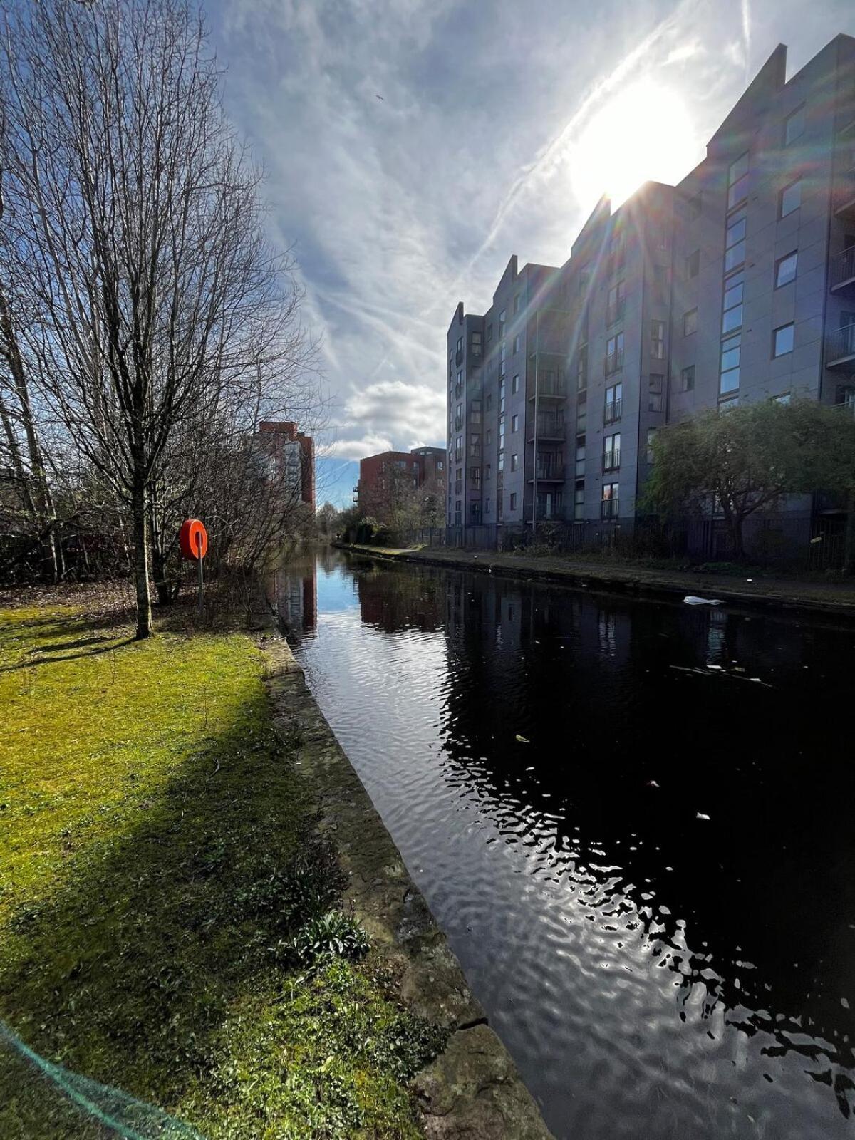 Serene 2-Bed Flat With Canal Views - Coop Live & Ethiad Manchester Bagian luar foto