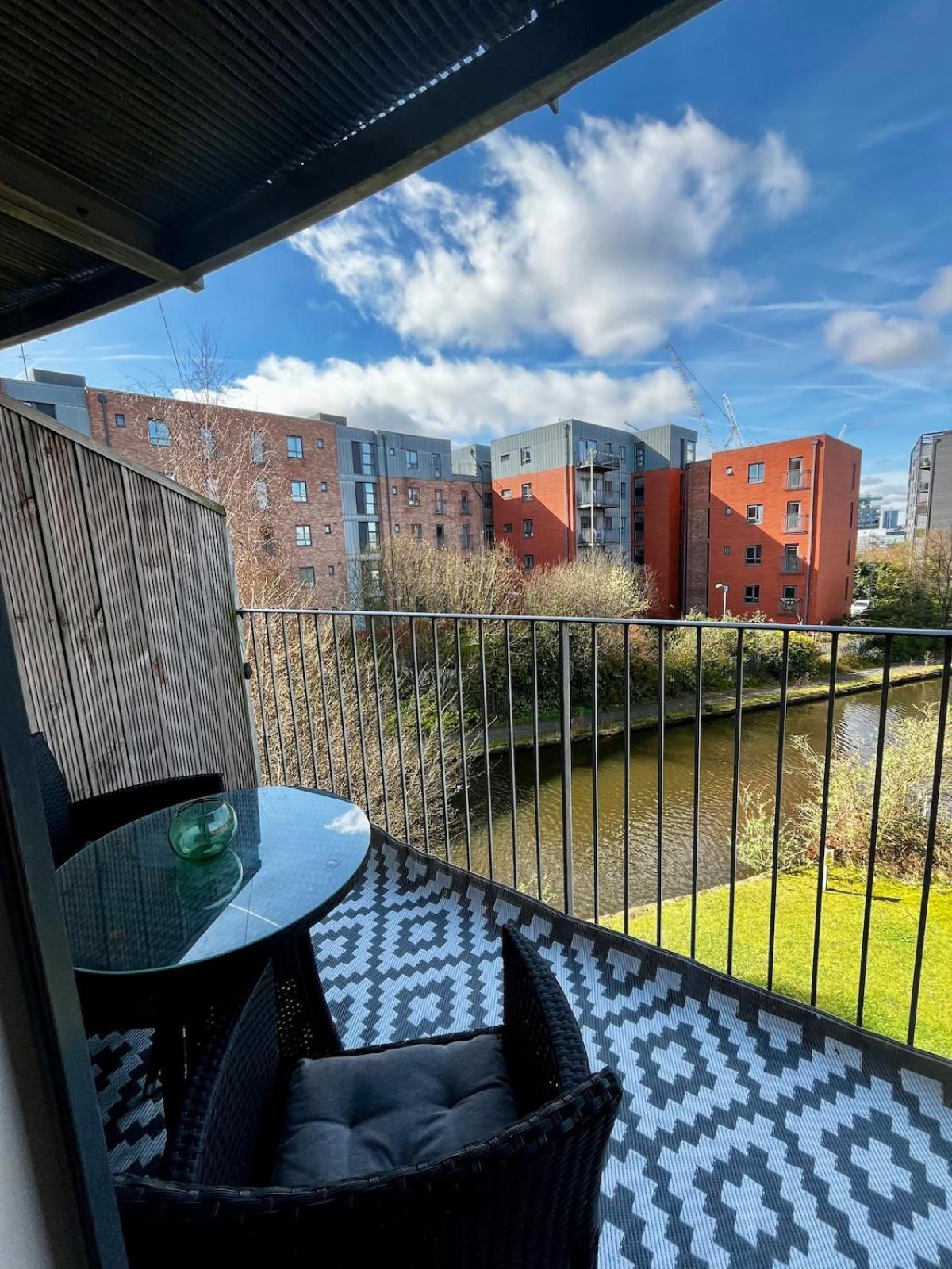 Serene 2-Bed Flat With Canal Views - Coop Live & Ethiad Manchester Bagian luar foto