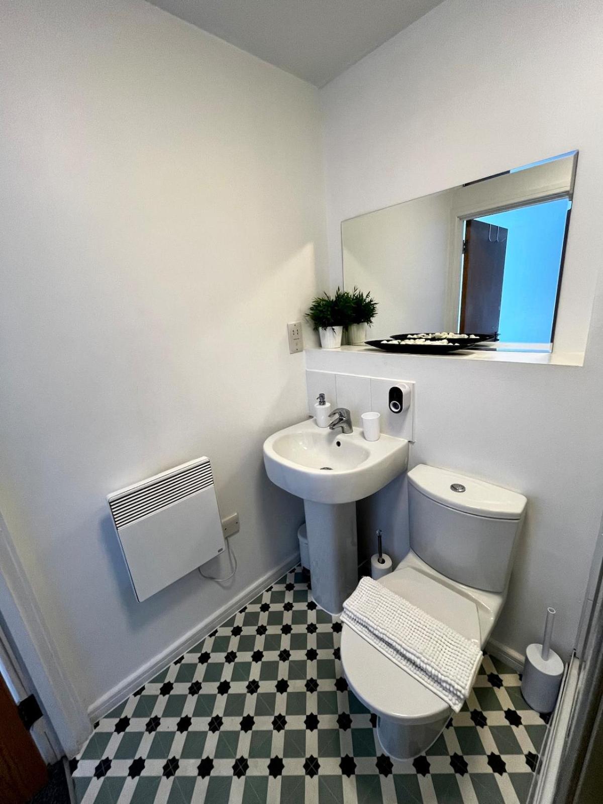 Serene 2-Bed Flat With Canal Views - Coop Live & Ethiad Manchester Bagian luar foto