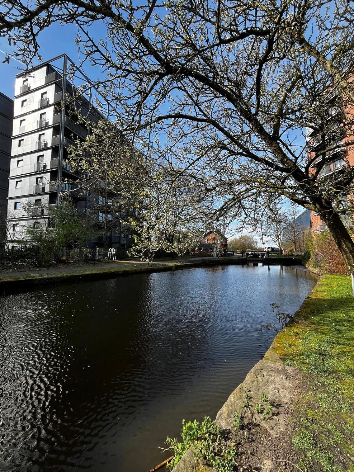 Serene 2-Bed Flat With Canal Views - Coop Live & Ethiad Manchester Bagian luar foto