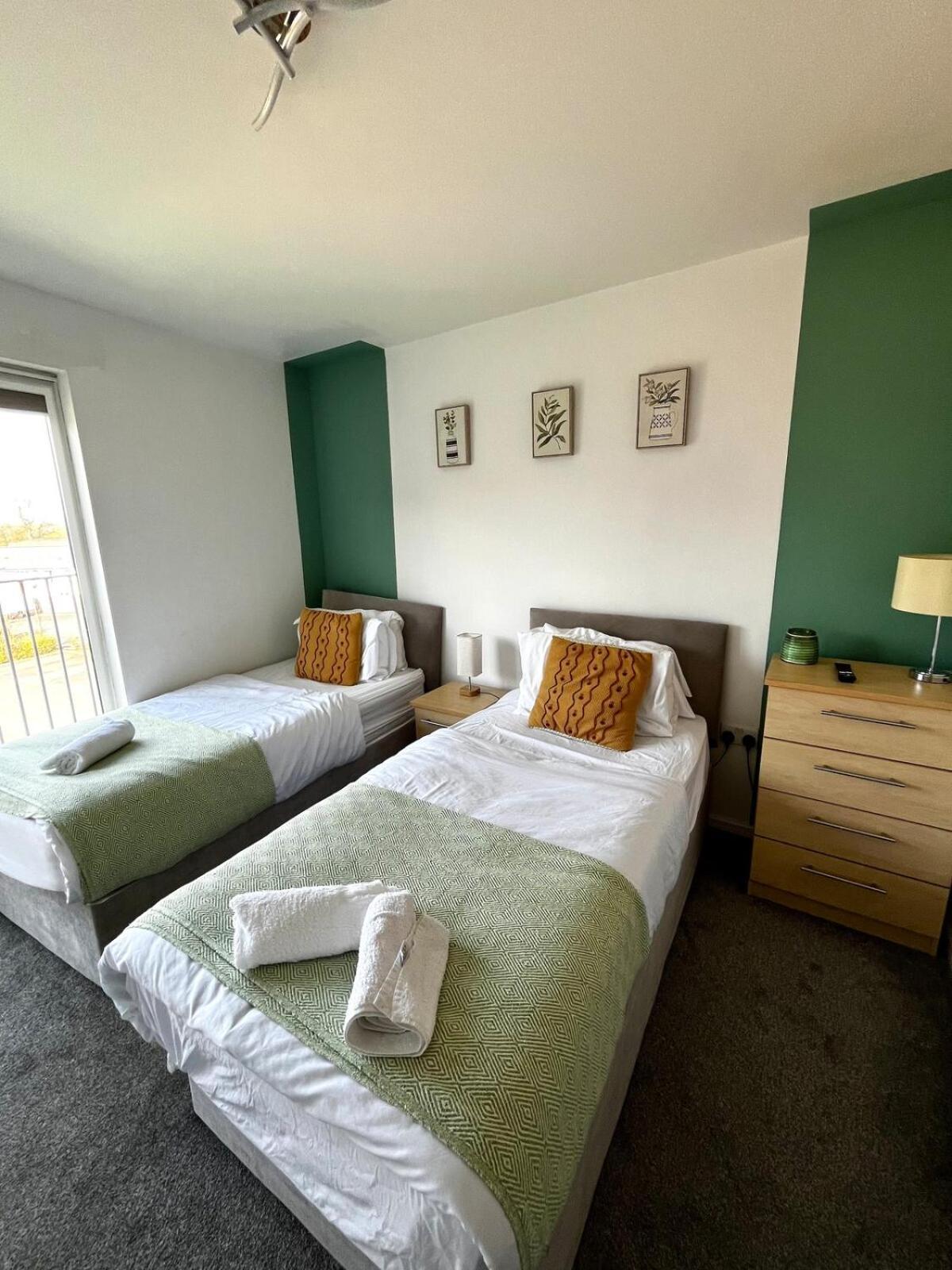 Serene 2-Bed Flat With Canal Views - Coop Live & Ethiad Manchester Bagian luar foto