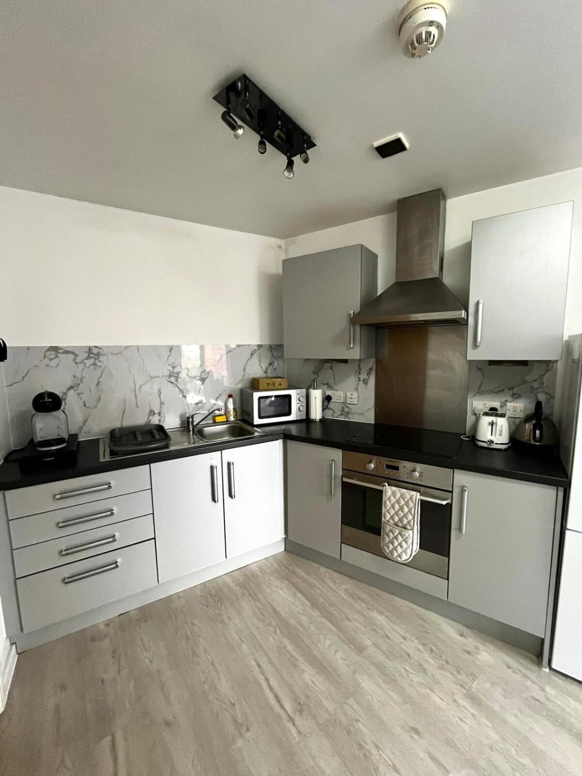 Serene 2-Bed Flat With Canal Views - Coop Live & Ethiad Manchester Bagian luar foto