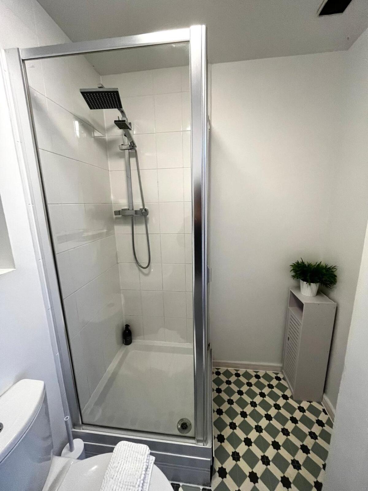 Serene 2-Bed Flat With Canal Views - Coop Live & Ethiad Manchester Bagian luar foto