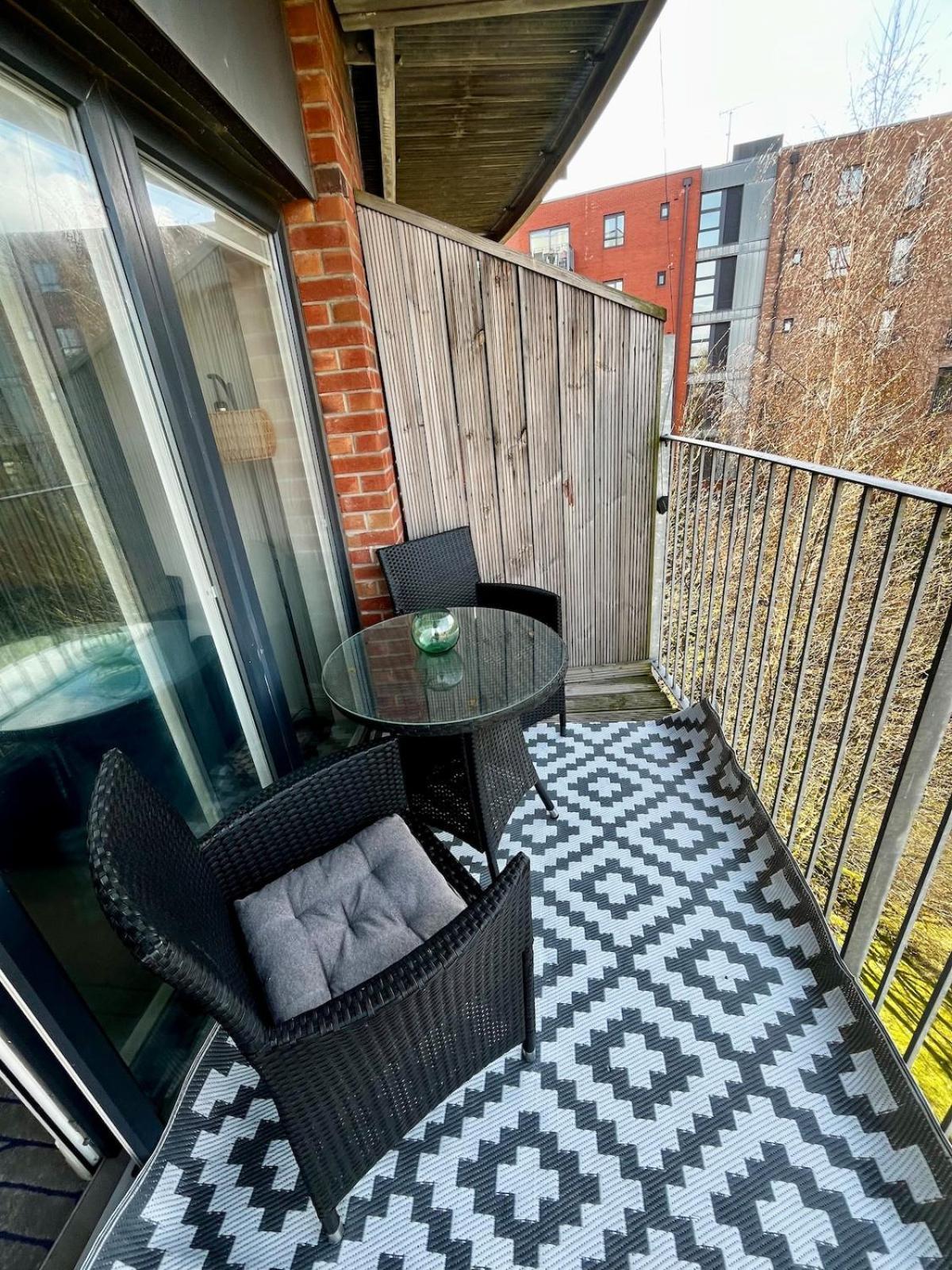 Serene 2-Bed Flat With Canal Views - Coop Live & Ethiad Manchester Bagian luar foto