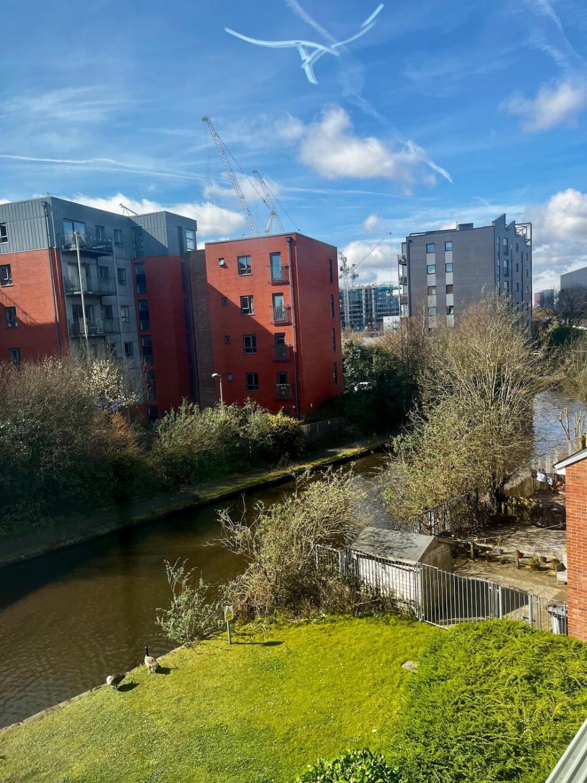 Serene 2-Bed Flat With Canal Views - Coop Live & Ethiad Manchester Bagian luar foto
