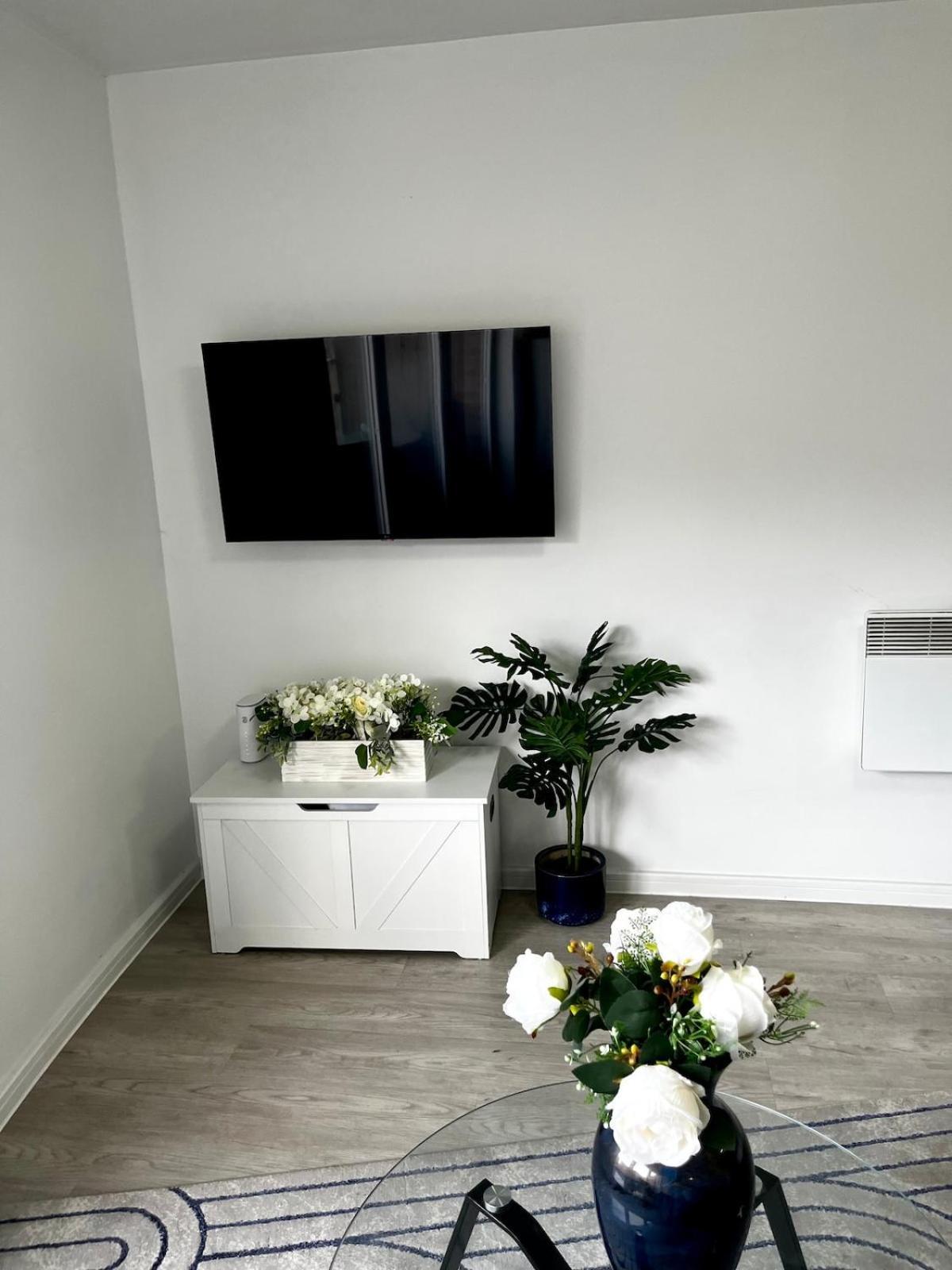Serene 2-Bed Flat With Canal Views - Coop Live & Ethiad Manchester Bagian luar foto